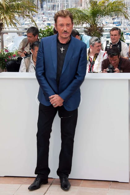 Johnny Hallyday en veste marine et T-shirt rayé