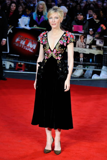 Cate Blanchett en robe noire &agrave; broderies &agrave; fleurs Schiaparelli