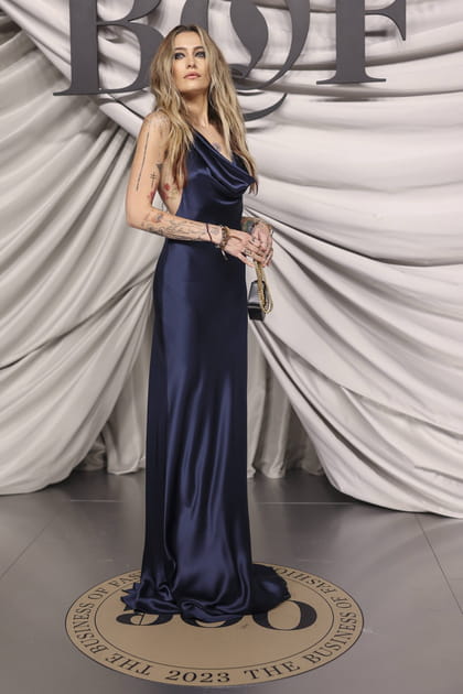 Paris Jackson en robe longue en soie bleu marine