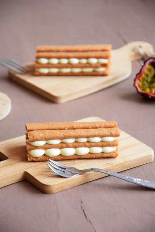 mille feuille de crêpes dentelles et sa crème pâtissière à la passion