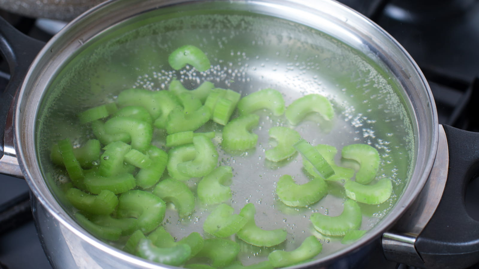 Laver, nettoyer et blanchir les légumes