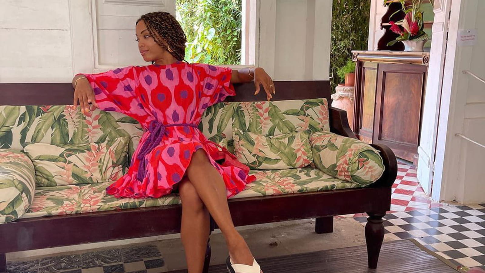 30 looks repérés sur Instagram pour adopter les tongs avec allure
