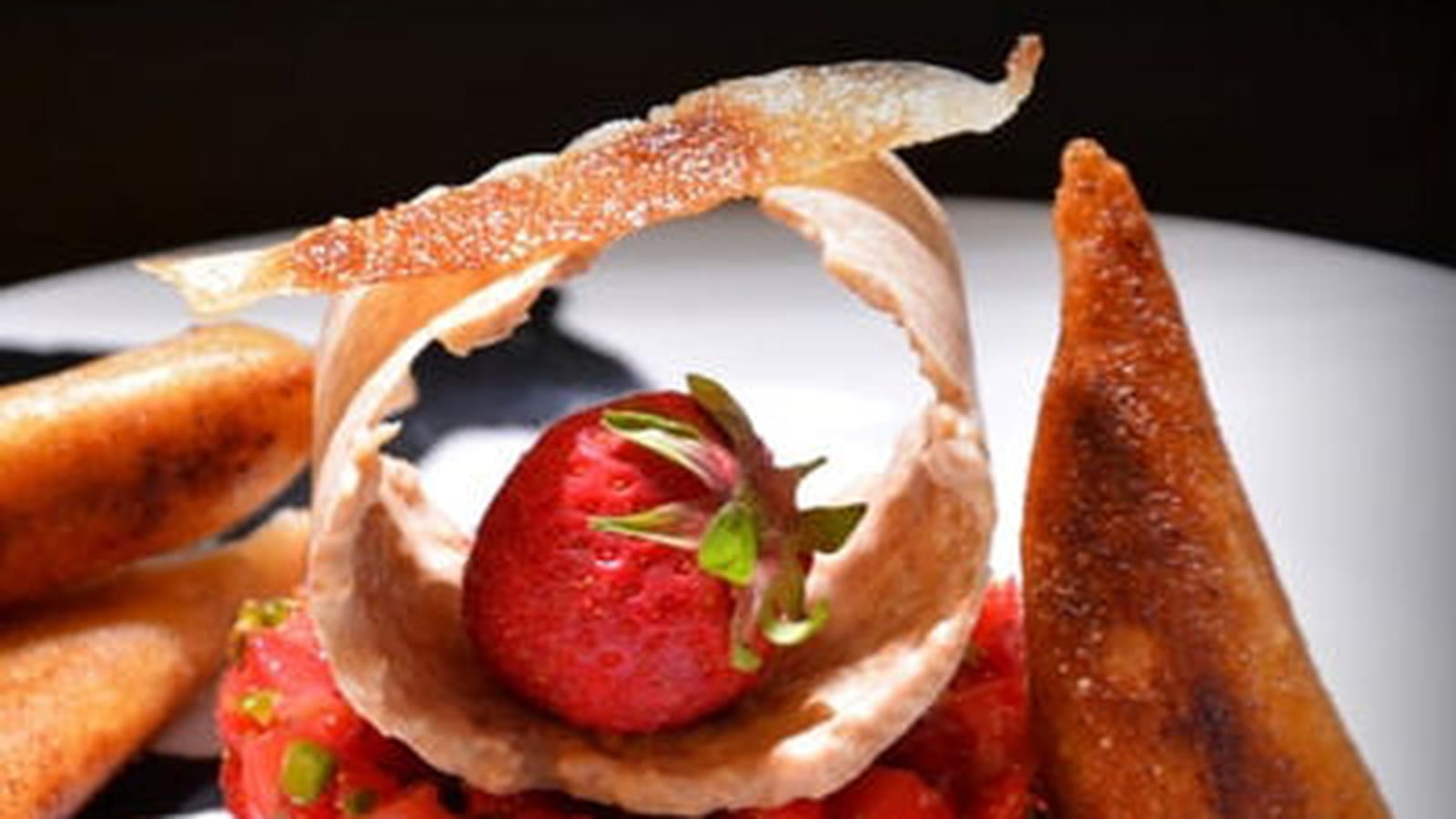 Samoussas de rhubarbe, tartare de fraises, croustillant chocolat blanc