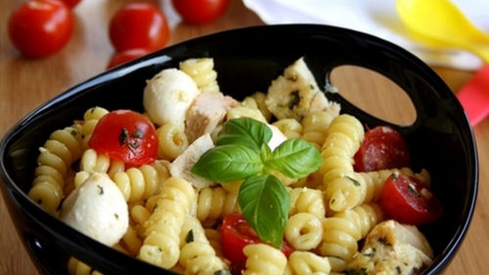 Salade de pâtes au poulet, pesto, tomates cerise et mozzarella