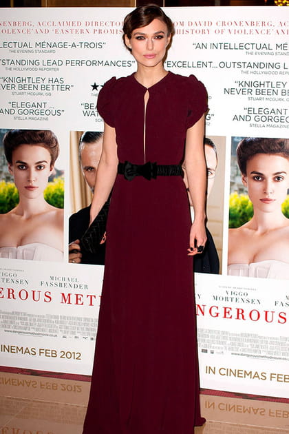 Keira Knightley en robe longue bordeaux