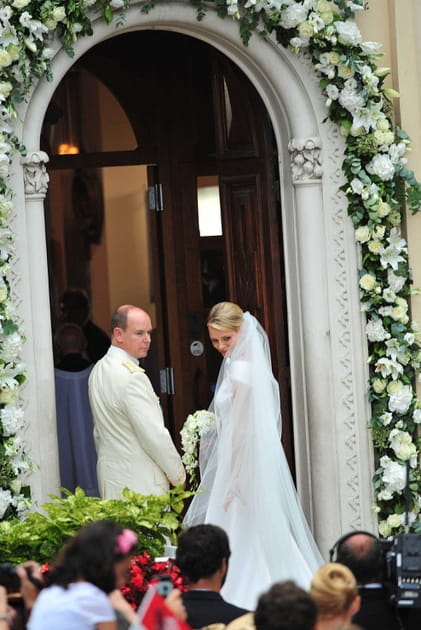 Apr&egrave;s leur mariage religieux, Albert et Charl&egrave;ne de Monaco posaient devant l'&eacute;glise Sainte-D&eacute;vote &agrave; Monaco