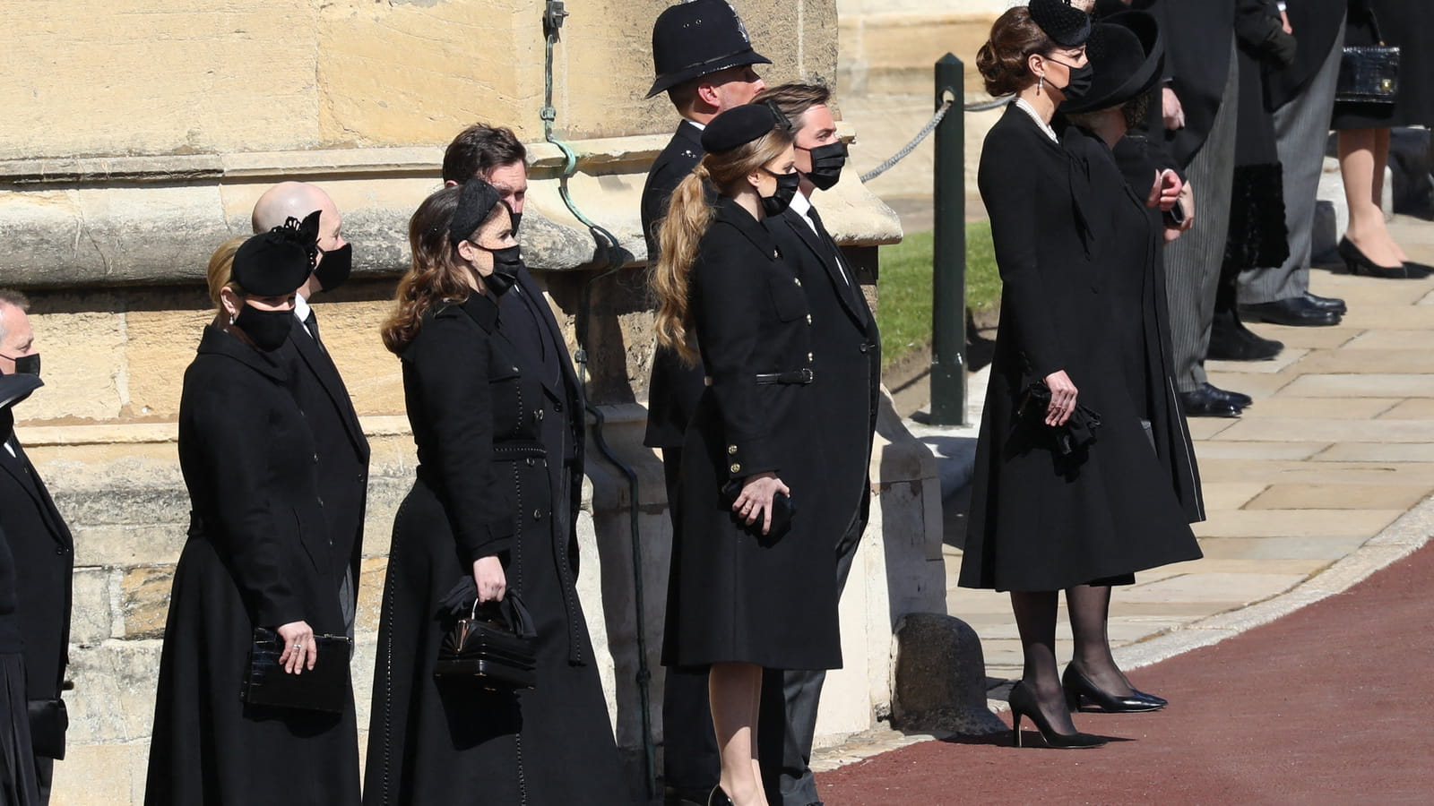 Les princesses Eugenie et Beatrice, leurs époux et Kate Middleton