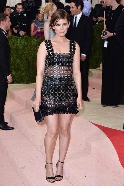 Kate Mara en robe ajourée à bretelles Paco Rabanne