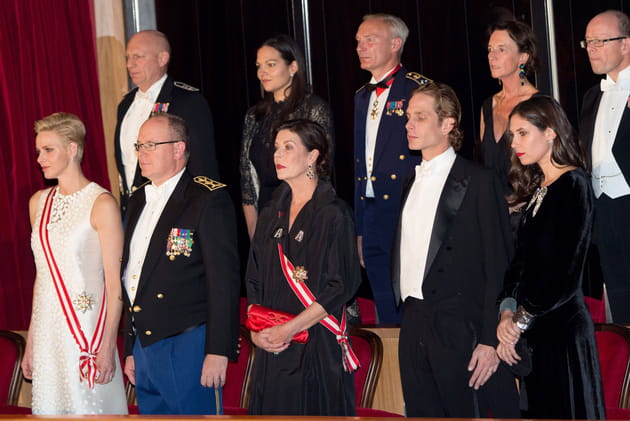 La famille princi&egrave;re assiste au concert de gala