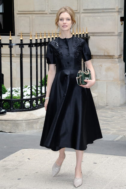 Natalia Vodianova en robe noire évasée