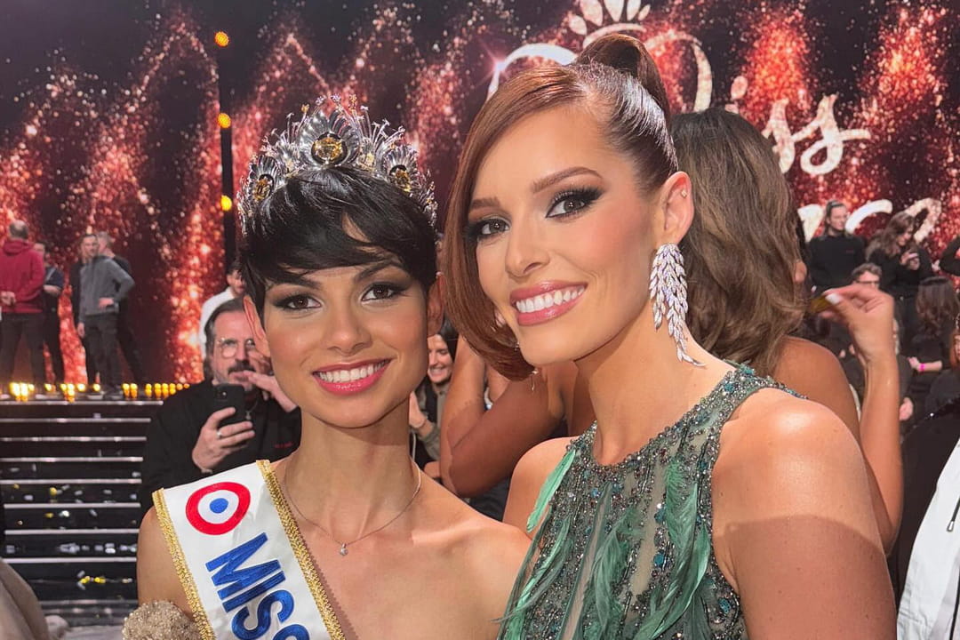 Maeva Coucke pose avec Eve Gilles, élue Miss France 2024