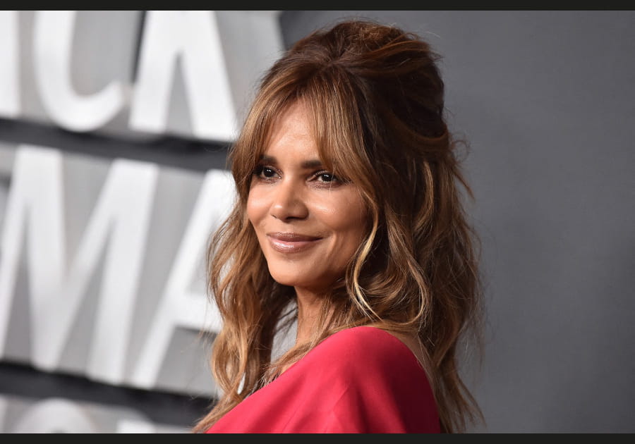 Le mi-long attach&eacute; en demi-queue d'Halle Berry