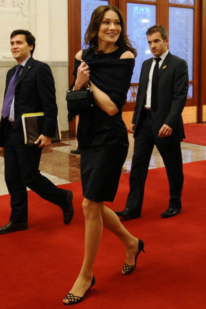 Carla Bruni en robe noire d&eacute;coup&eacute;e aux &eacute;paules