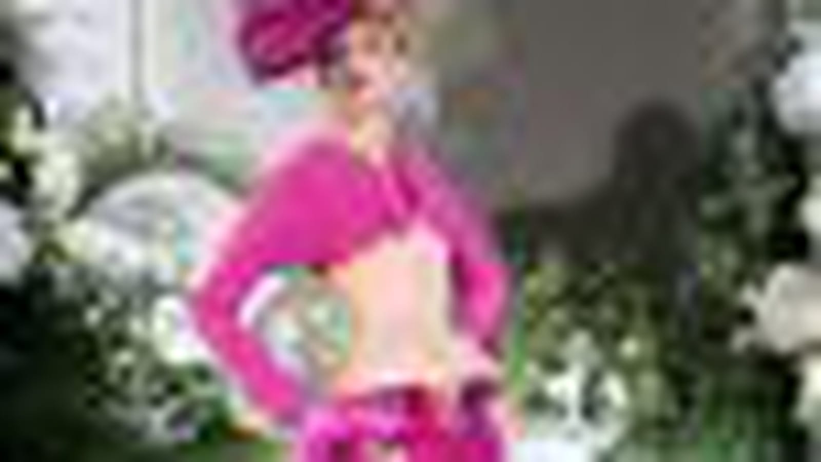 Jupe effet boule, veste courte et corset