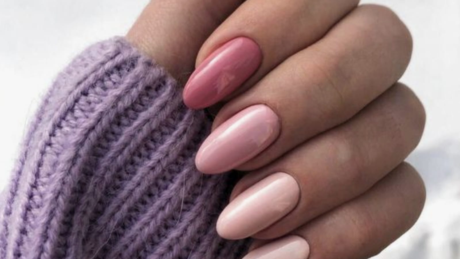 Une manucure avec un camaïeu de rose