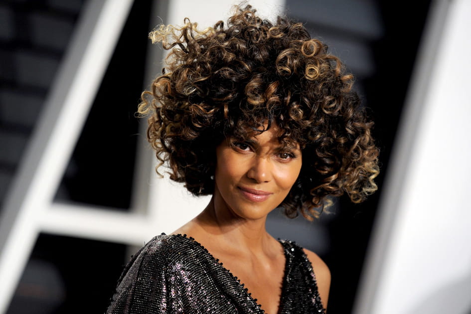 La coupe afro boucl&eacute;e de Halle Berry