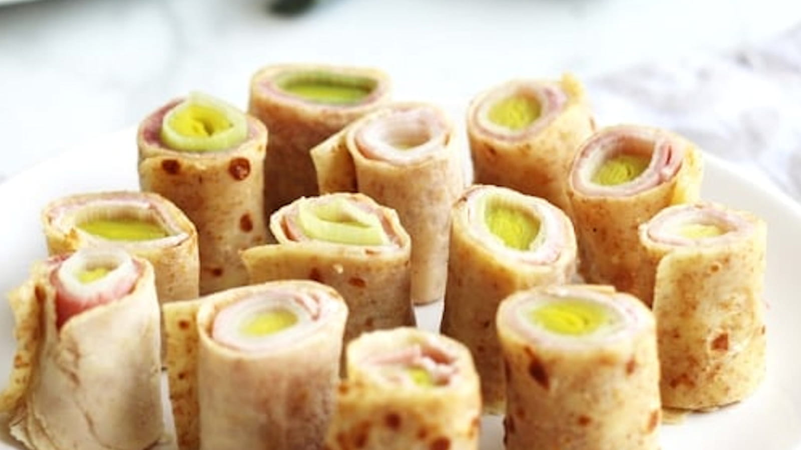 Makis de crêpes aux poireaux, jambon et cantal