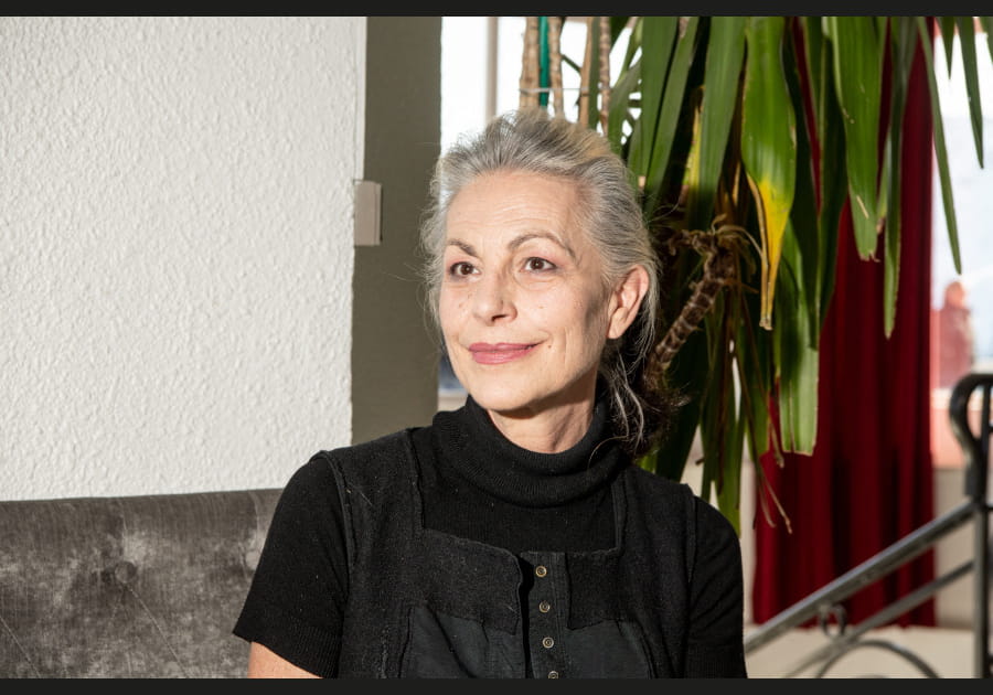 La chevelure poivre et sel de Lio