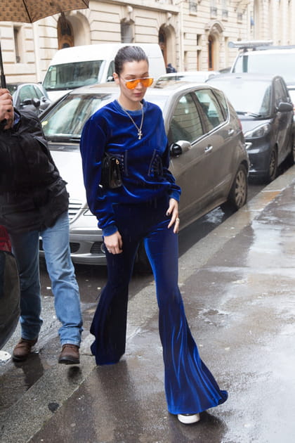 Bella Hadid en ensemble de jogging bleu