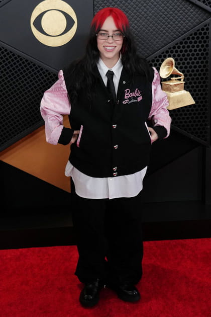 Billie Eilish en bomber bicolore, chemise blanche et baggy noir Chrome Hearts