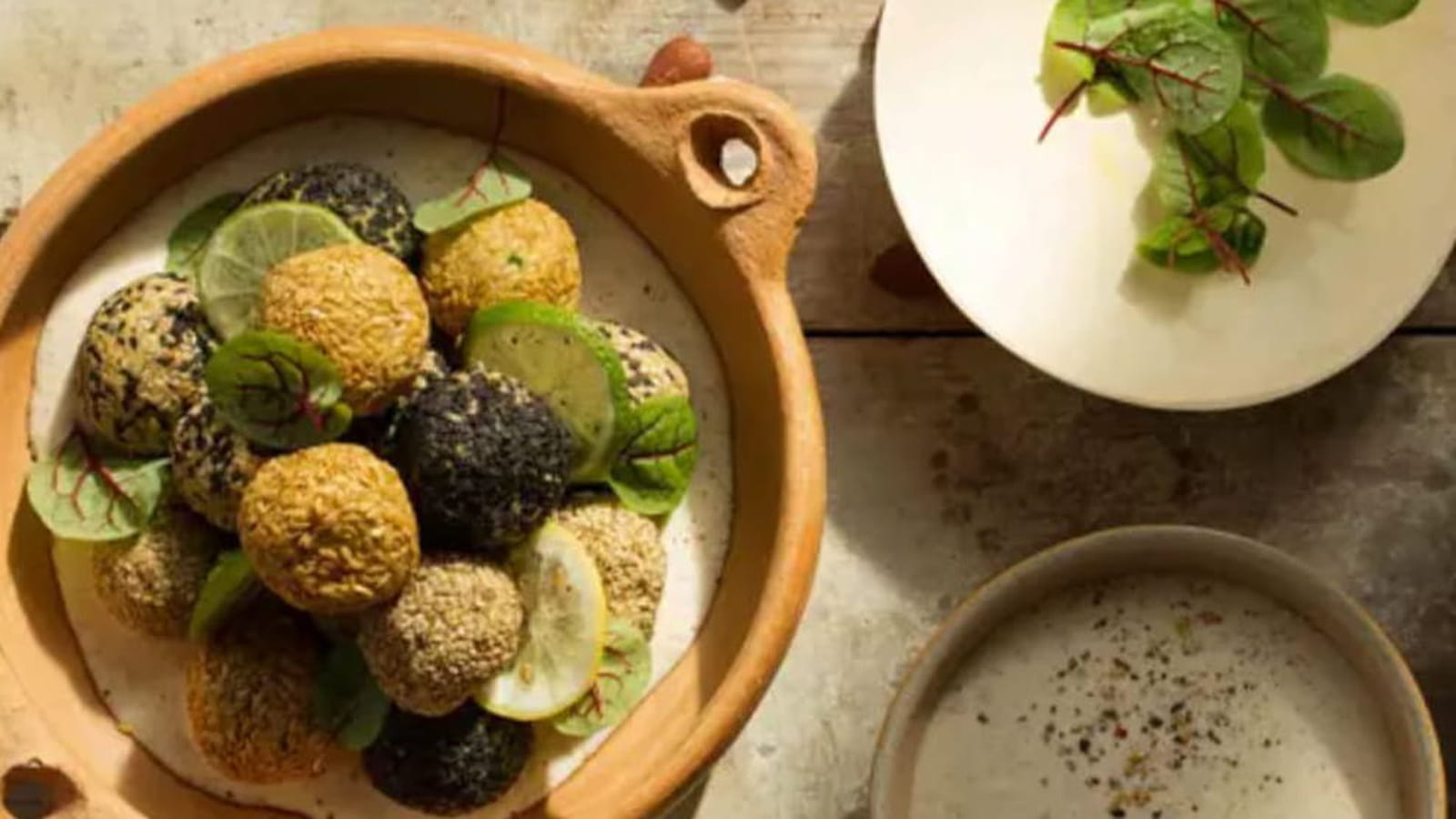 Falafels d'okara, sauce à l'amande complète