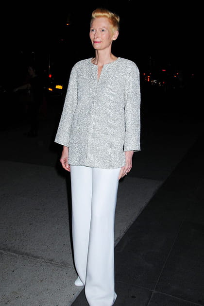 Tilda Swinton en veste argentée et pantalon blanc