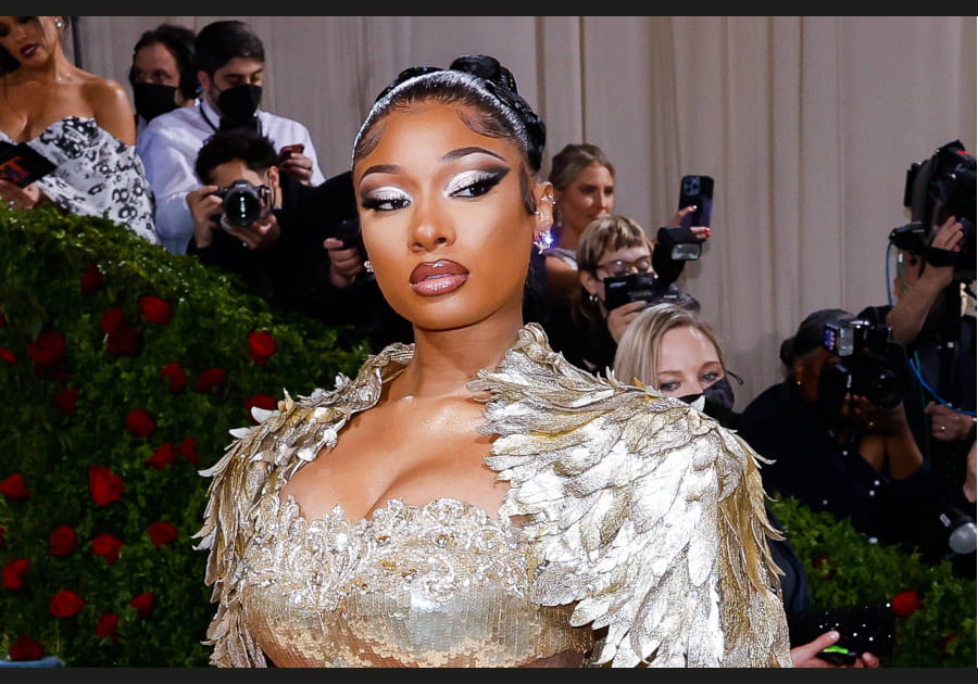 Les paupi&egrave;res argent&eacute;es de Cardi B