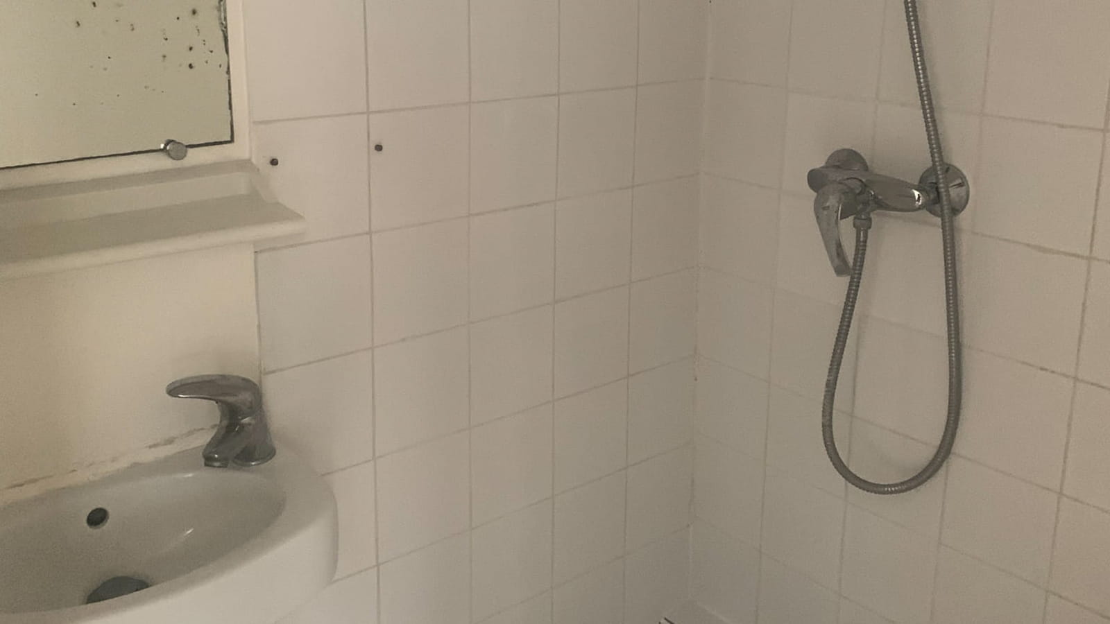 Salle d'eau du studio avant
