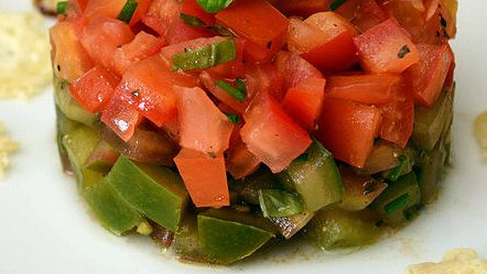 Tartare de tomates aux fines herbes, vinaigre de Xérès et huile d'olive au basilic