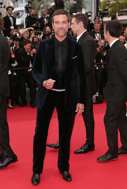 Romain Duris en costume noir en velours Celine