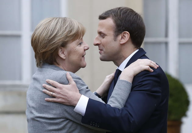 Angela Merkel le prend &agrave; bras le corps