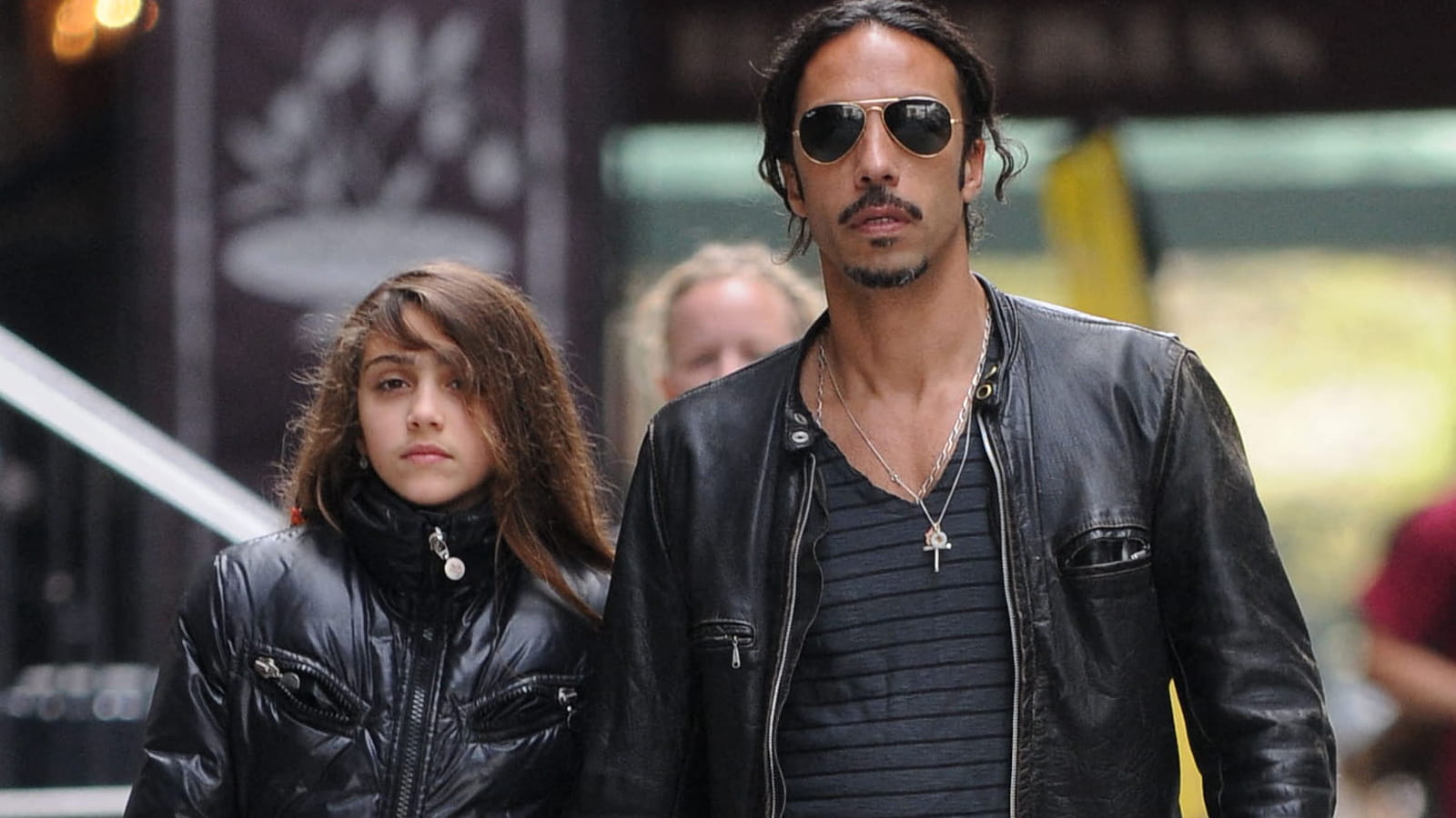 Lourdes Leon et son père Carlos Leon se promènent à New York en 2008