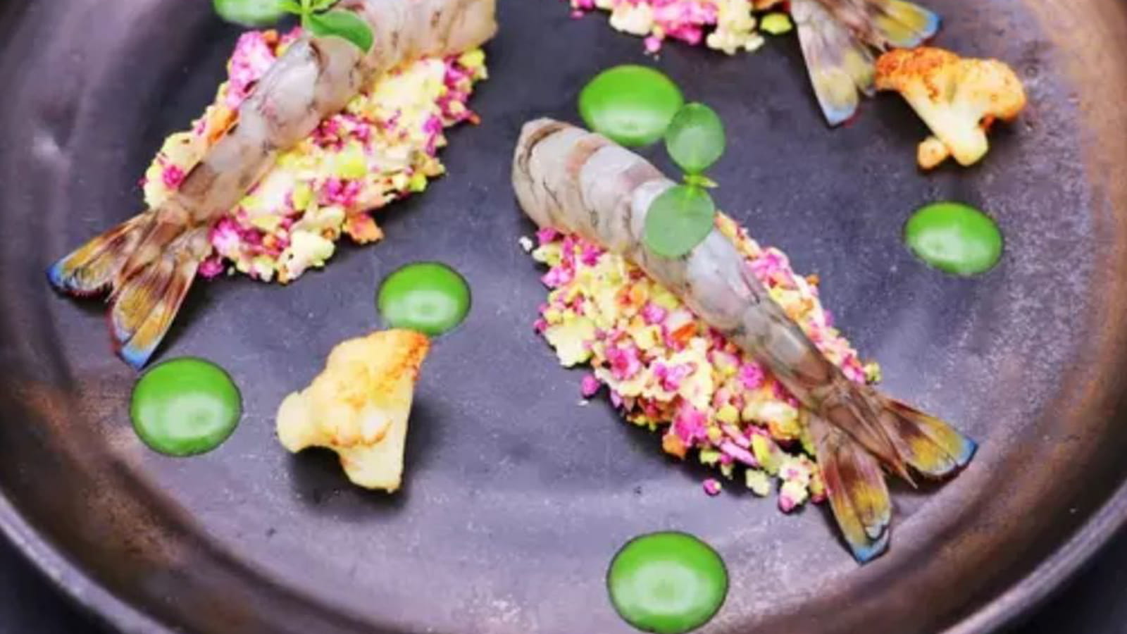 Crevettes impériales au naturel, mousseline de chou-fleur et noisettes du jardin du chef Gaëtan Perulli
