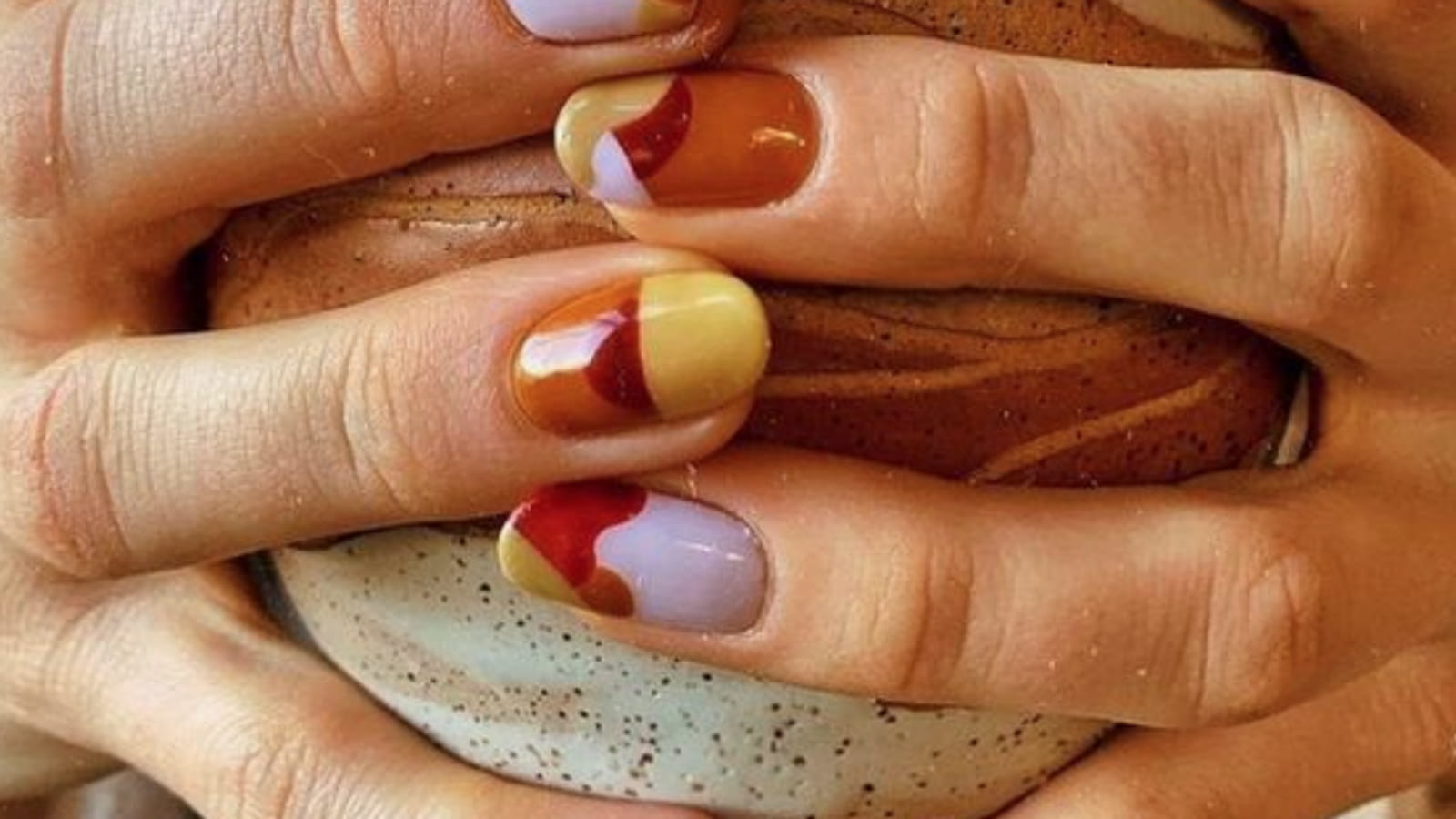 Une manucure multicolore artistique
