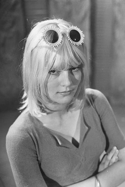 Sylvie Vartan en top à col V et lunettes fantaisie