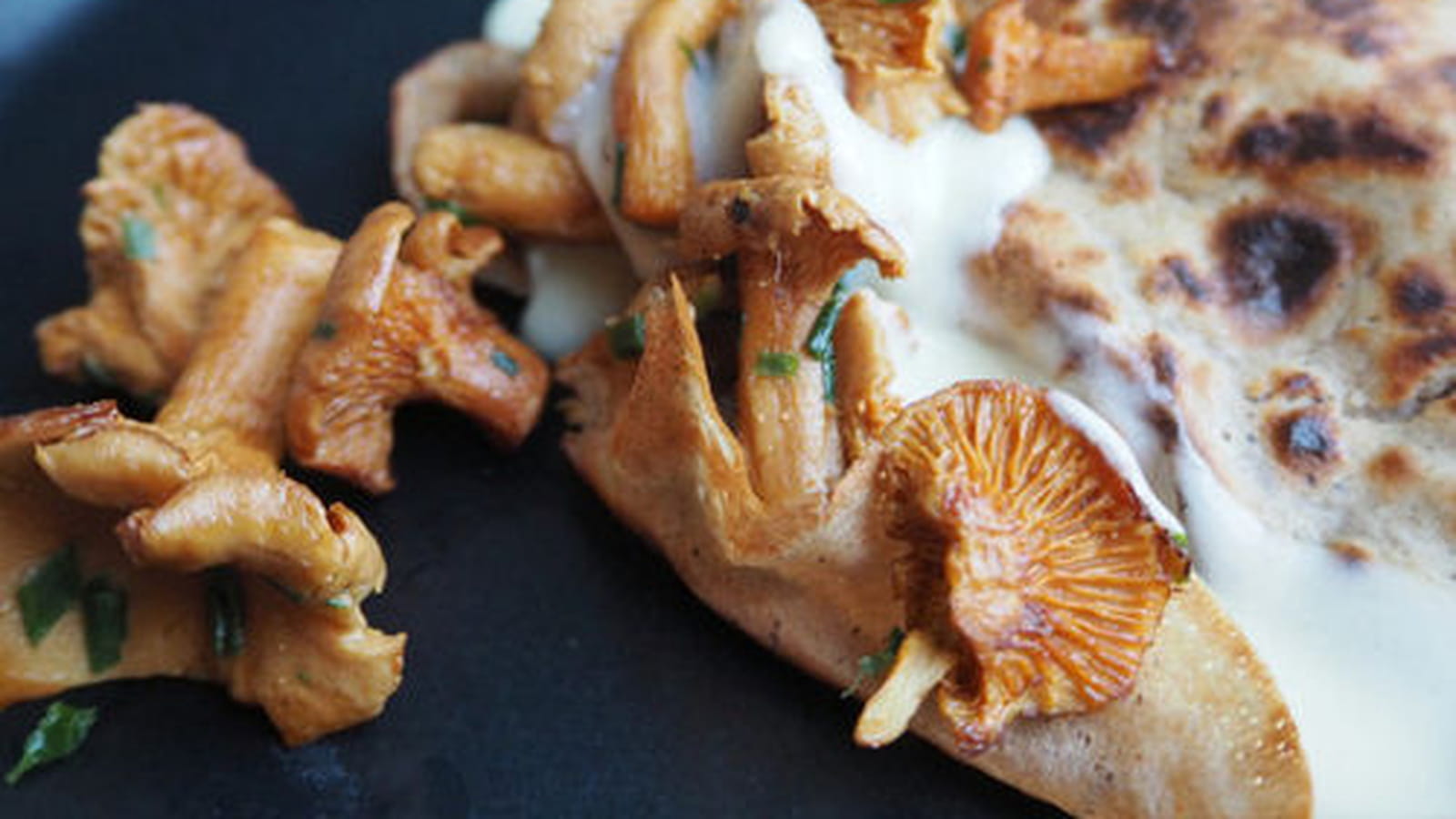 Galettes à la farine de châtaigne, girolles et crème de brebis