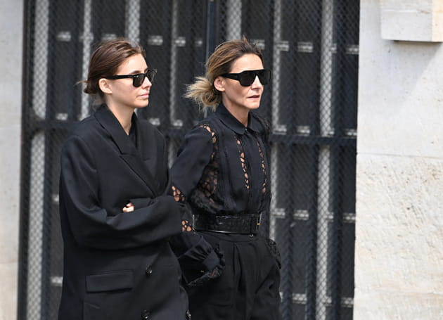 Clotilde Courau et sa fille arrivent aux obs&egrave;ques de Mathilde Favier