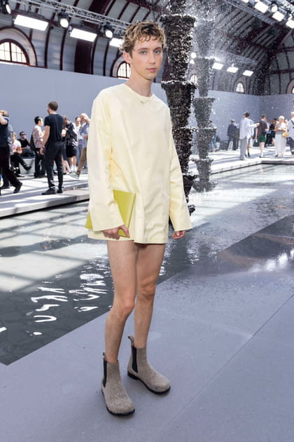 Troye Sivan en haut jaune pâle à manches longues et bottines