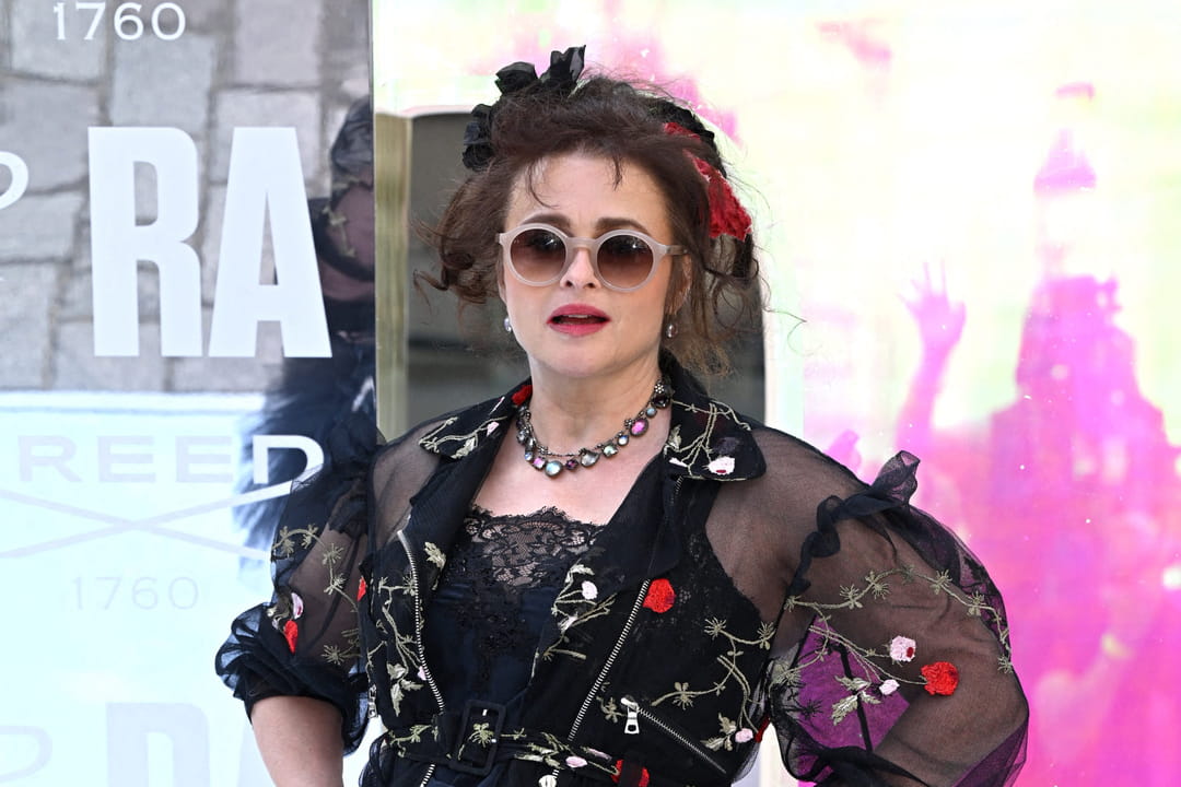 Helena Bonham Carter craque pour une tenue gothique et romantique