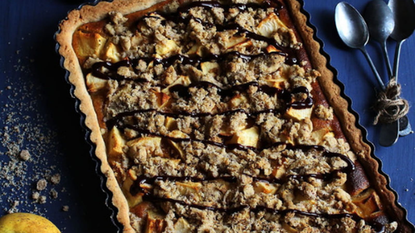 Tarte aux pommes, crème amandine au caramel, crumble de noisettes