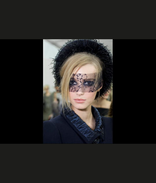 Un maquillage qui joue avec le masque-voilette