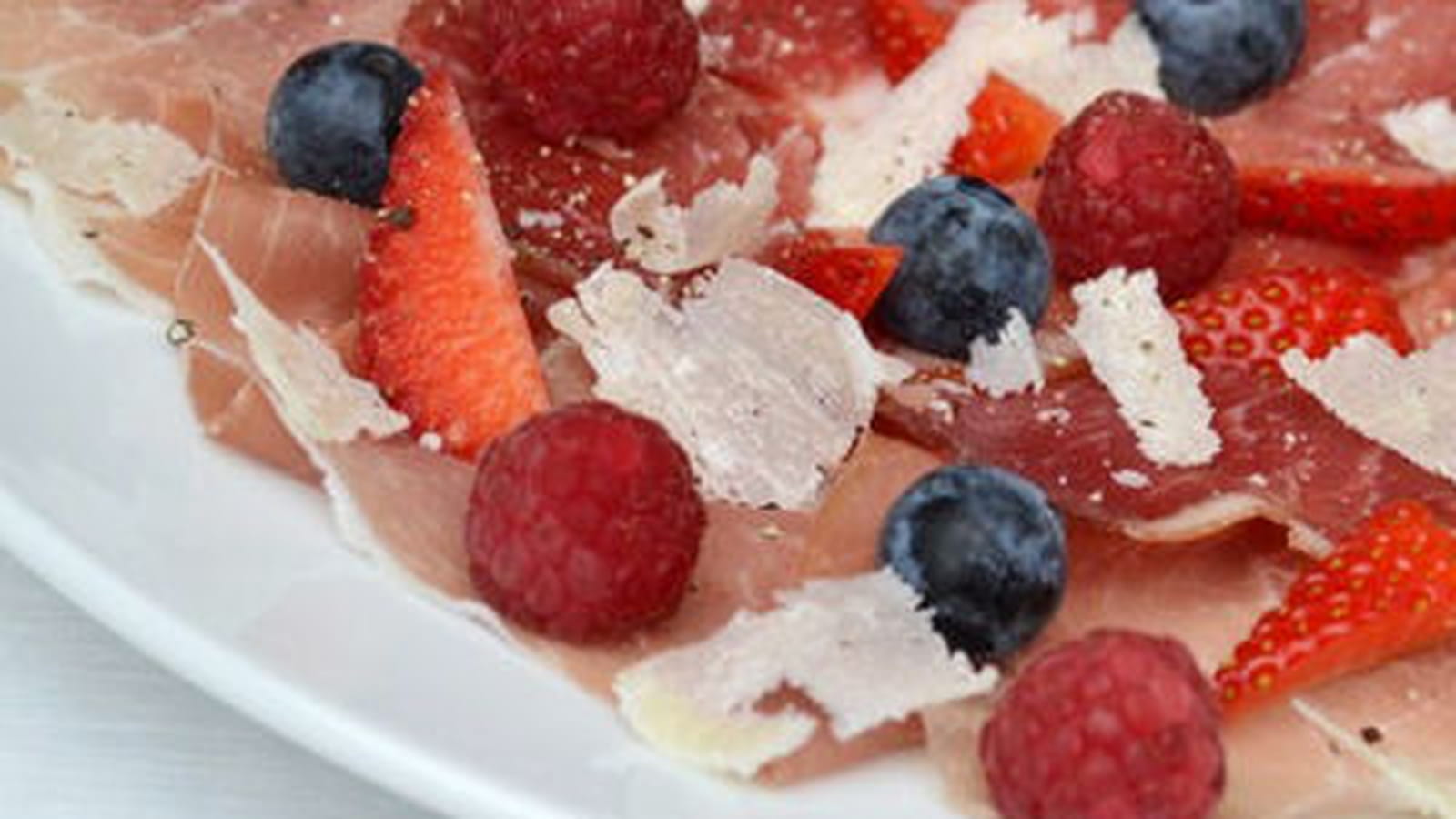 Carpaccio de jambon cru et coppa aux fruits rouges et parmesan