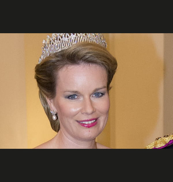 Le regard charbonneux de Mathilde de Belgique