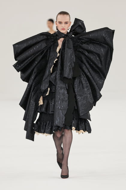 Robe noire &agrave; volants et n&oelig;ud XXL aper&ccedil;ue sur le d&eacute;fil&eacute; Viktor & Rolf