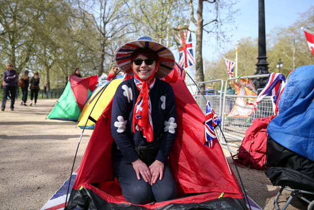 Une fan campe devant l'avenue du Mall &agrave; Londres&nbsp;: couronnement de Charles III