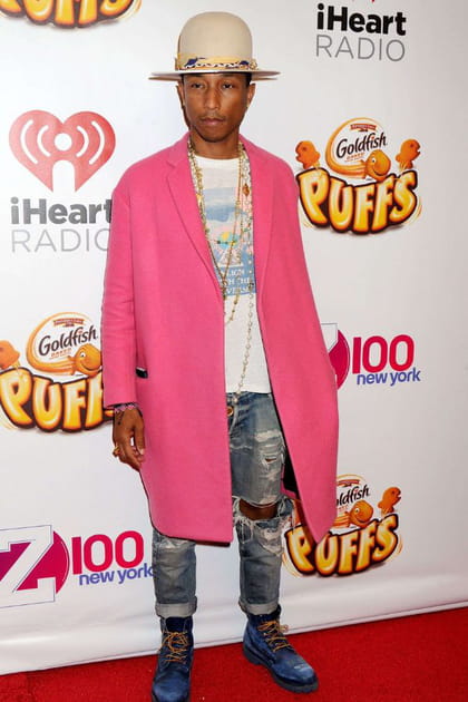 Pharrell Williams en manteau rose et chapeau écru
