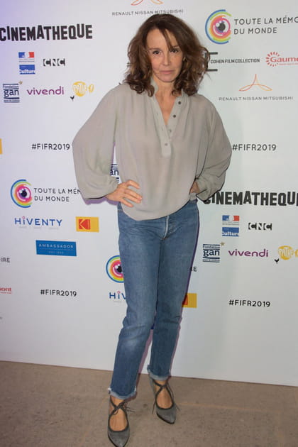 Philippine Leroy-Beaulieu en jean retrouss&eacute; et chemisier gris