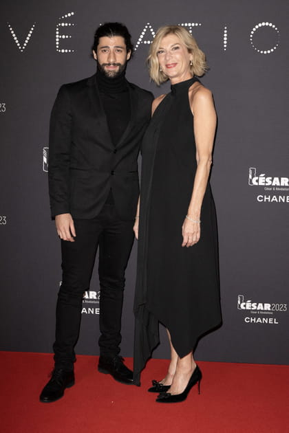 Mohamed Belkhir et Michèle Laroque posent à la soirée des Révélations des César 2023