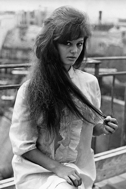 Claudia Cardinale en robe chemise