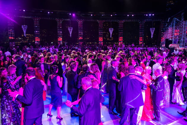 Les invit&eacute;s enflamment la piste de danse